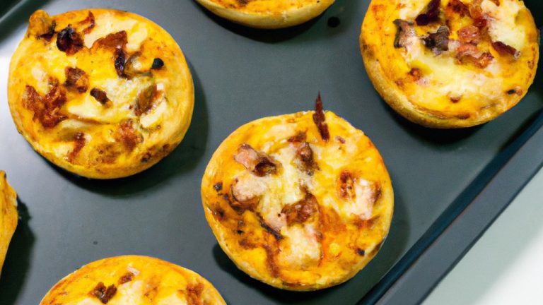 Imagem de uma mini pizza caseira feita em uma Airfryer, com uma crosta crocante e coberturas saborosas, incluindo queijo, tomate, manjericão e azeitonas. A pizza é apresentada em um prato branco, com uma espátula ao lado.