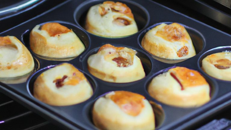 Imagem de mini pizzas feitas com pão de forma, cobertas com molho de tomate, queijo e coberturas, cozidas em uma fritadeira elétrica de ar.