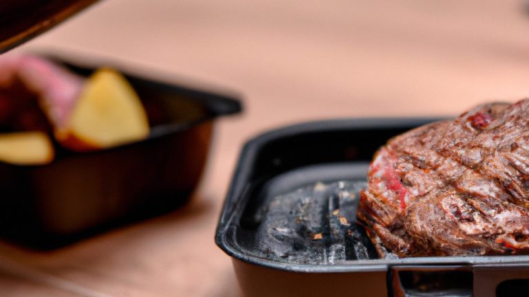 Imagem de um mini bife grelhado em uma airfryer. O bife é cortado em tiras finas e grelhado até ficar dourado e crocante.