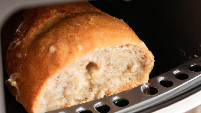 Imagem de um misto quente no pão integral preparado na Airfryer, com queijo derretido e recheios visíveis.