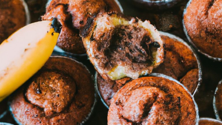 Foto de muffins de banana com chocolate recém-assados em uma cesta de arame. Os muffins têm uma crosta crocante e um interior macio e fofo, com pedaços de chocolate espalhados por toda parte.