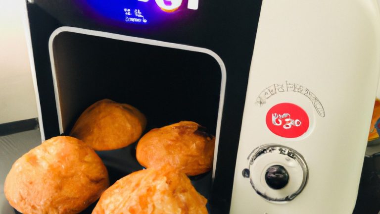 Imagem de muffins de frango recém-assados em forminhas de papel, colocados sobre uma grelha dentro de uma Airfryer. Os muffins são dourados e crocantes por fora, com um interior macio e suculento.