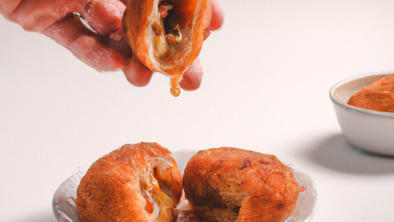Uma imagem de banana empanada frita em farinha panko. As bananas estão cortadas em fatias e cobertas com farinha panko crocante. A empanada é servida em um prato com uma tigela de calda ao lado.
