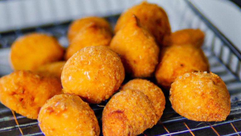 Imagem mostrando uma variedade de alimentos preparados na airfryer, incluindo frango, peixe, batatas fritas e legumes. Esses alimentos são uma ótima opção de almoço, pois são fáceis de preparar e ficam crocantes e deliciosos na airfryer.