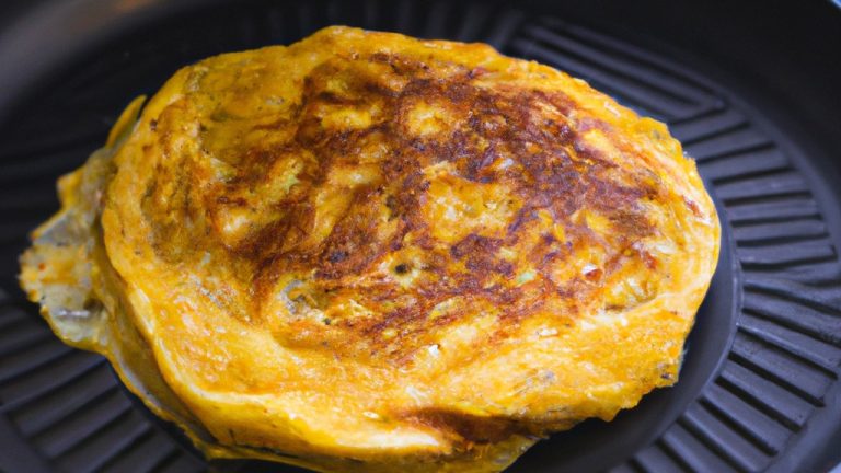 Omelete de claras fofinho e saudável, preparado na airfryer para uma refeição rápida e sem bagunça. Feito apenas com claras de ovo, temperos e uma pitada de queijo, este omelete é uma opção nutritiva e deliciosa para o café da manhã ou um lanche rápido.