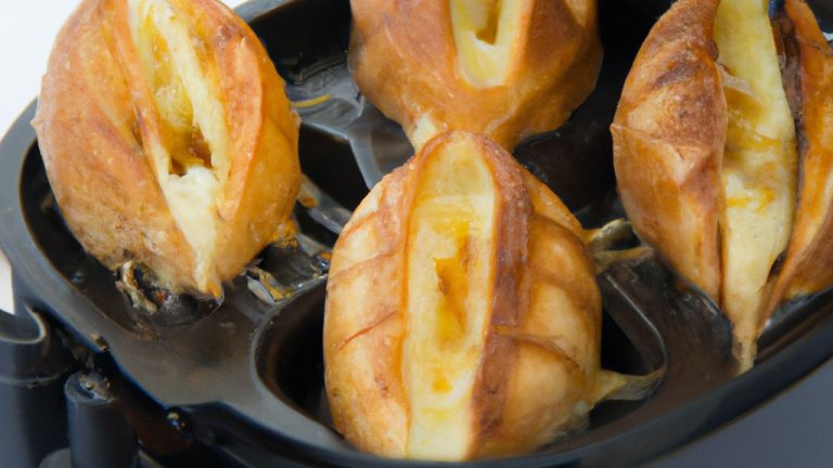 Imagem de um ovo cozido em uma Airfryer. O ovo está inteiro, com a casca dourada e crocante. O fundo da Airfryer é visível, com uma cesta de cozimento perfurada.
