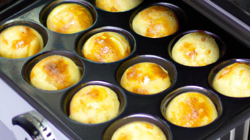 Imagem de ovos cocotte cozidos em ramequins dentro de uma Airfryer. Os ovos são cobertos com queijo parmesão ralado e ervas frescas.