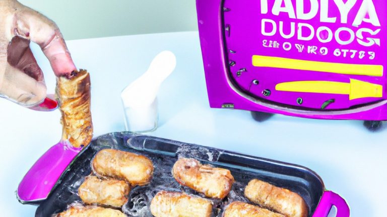 Uma imagem de palitos de tapioca dourados e crocantes preparados na Airfryer, servidos em um prato com um molho de pimenta ao lado.