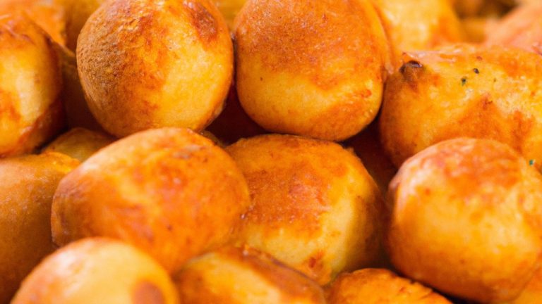 Imagem de uma cesta de Panados Airfryer de 10 polegadas cheia de panados dourados e crocantes. Os panados são servidos em um prato branco com um lado de molho para mergulhar.