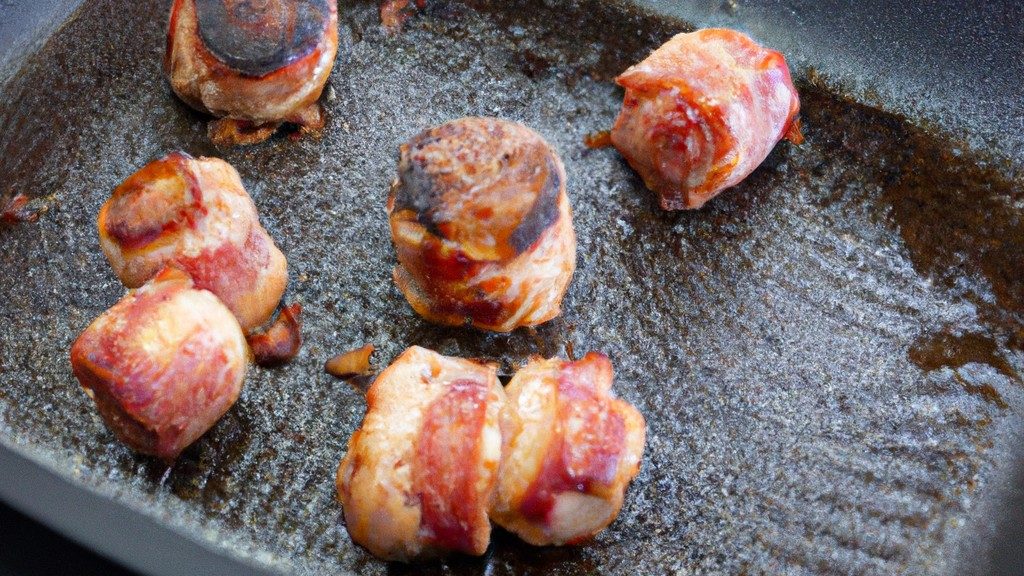 Uma fritadeira elétrica cheia de panceta com pururuca crocante e dourada. A panceta está cozida até atingir a perfeição, com uma crosta crocante e um interior macio e suculento. O fundo da fritadeira está coberto com gordura dourada, que adiciona sabor e crocância extra à panceta.