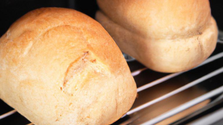 Imagem mostrando fatias de pão pré-cozido sendo preparadas em uma Airfryer. O pão é dourado e crocante, com um interior fofo.