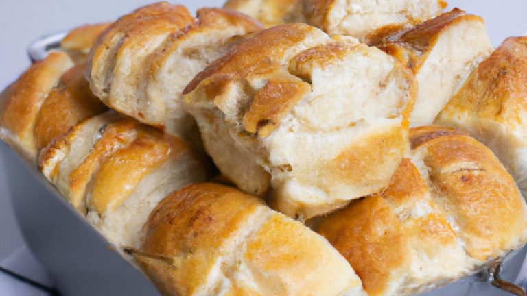 Imagem de pão australiano dourado e crocante cozido na Airfryer, com uma crosta externa crocante e um miolo macio e aerado. O pão é cortado ao meio e torrado, revelando uma textura fofa e uniforme.