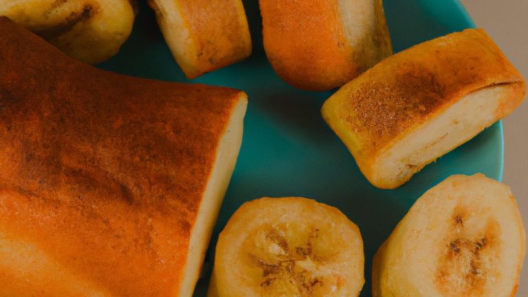 Imagem de pão de banana e canela cozido em uma airfryer. O pão tem uma crosta marrom-dourada e é polvilhado com canela. O pão é cortado ao meio e cozido em uma cesta de airfryer.