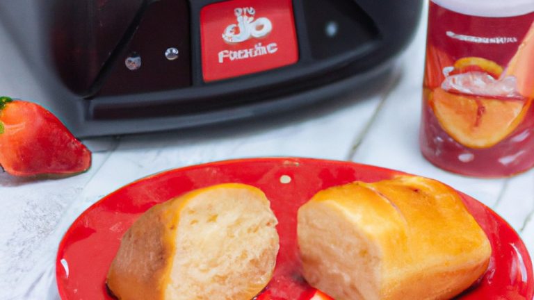Imagem de um pão doce de leite com morango preparado na Airfryer. O pão está dourado e coberto com morangos fatiados e calda de leite condensado.