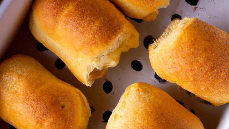 Imagem de pão com ricota assado na airfryer. O pão é redondo e achatado, com uma crosta dourada e crocante. É coberto com uma mistura de ricota, manjericão e azeite.