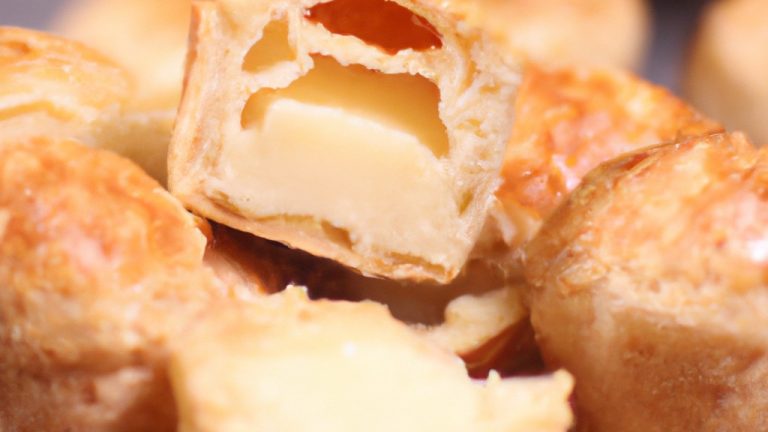 Imagem de um pão de alho com queijo feito na Airfryer. O pão é dourado e crocante, com queijo derretido por cima.