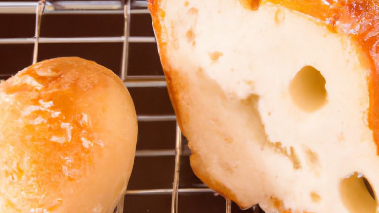 Imagem de pão de alho congelado sendo cozido em uma Airfryer. O pão de alho é dourado e tem salsa fresca salpicada por cima.