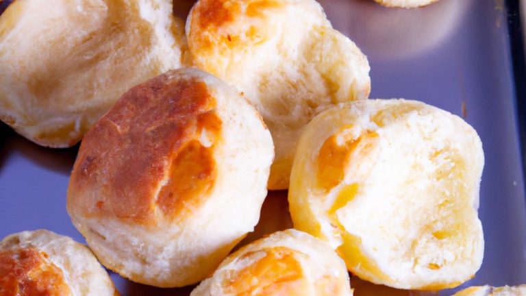 Imagem de pão de batata-doce assado em uma Airfryer. O pão é marrom dourado e tem uma crosta crocante. É cortado em fatias e colocado em uma cesta forrada com papel manteiga.
