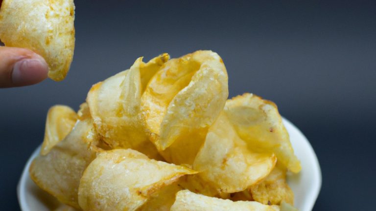 Imagem de pãezinhos de batata dourados e crocantes cozidos na Airfryer. Os pães são cobertos com manteiga derretida e sal marinho, tornando-os irresistíveis.