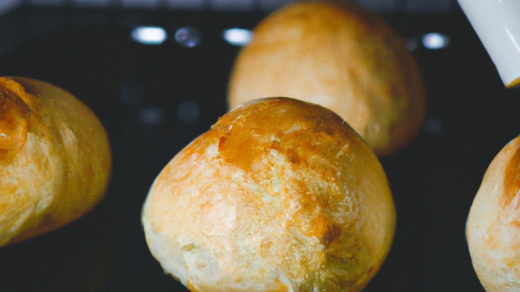 Pão de forma cortado em quadrados, coberto com leite condensado, caramelizado nas bordas e assado em uma Airfryer.