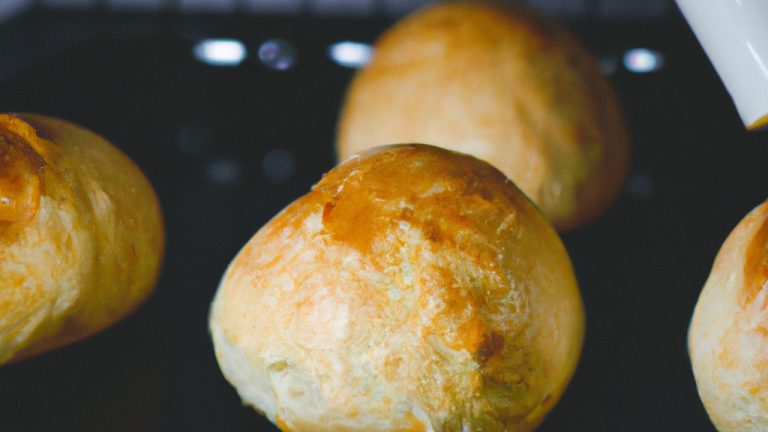 Pão de forma cortado em quadrados, coberto com leite condensado, caramelizado nas bordas e assado em uma Airfryer.