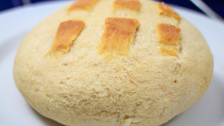 Imagem de fatias de pão de forma torradas na airfryer com manteiga derretida por cima. O pão está dourado e crocante, com a manteiga espalhada uniformemente. O fundo é uma superfície escura, possivelmente uma mesa ou bancada.