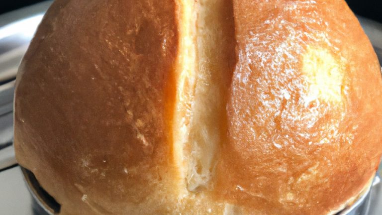 Uma imagem de pão de forma torrado na Airfryer, com um ovo estrelado no centro. O pão está dourado e crocante, com o ovo perfeitamente cozido. A imagem retrata um café da manhã fácil e delicioso, perfeito para começar o dia.