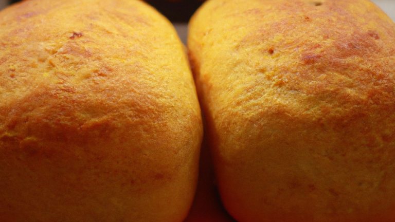 Imagem de pães de minuto dourados e crocantes cozidos em uma airfryer. Os pães são servidos em um prato com manteiga derretida e ervas frescas.