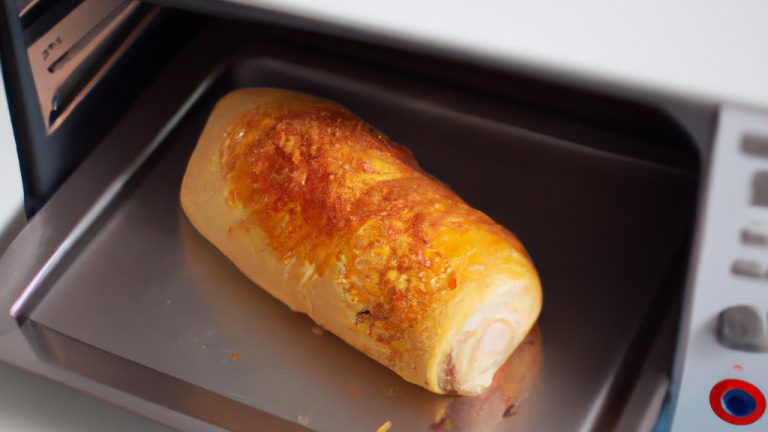 Imagem de uma pizza caseira cozida na Airfryer. A pizza tem uma crosta crocante e dourada, coberta com molho de tomate, queijo derretido e vários ingredientes, como pepperoni, cogumelos e pimentões.
