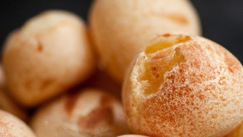 Imagem de pães de queijo caseiros crocantes e dourados, feitos na airfryer. Esses pães de queijo são uma opção saudável e saborosa, inspirados na tradicional culinária mineira.