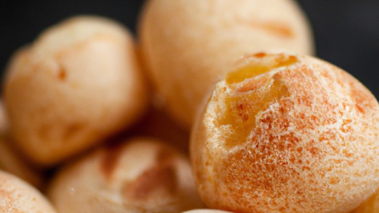 Imagem de pães de queijo caseiros crocantes e dourados, feitos na airfryer. Esses pães de queijo são uma opção saudável e saborosa, inspirados na tradicional culinária mineira.