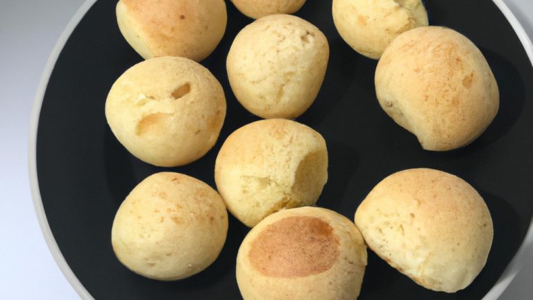 Imagem de pão de queijo assado em uma fritadeira de ar, com crosta dourada e centro macio e aerado. O forno de minas é um tipo tradicional de pão de queijo brasileiro, conhecido por sua textura crocante por fora e macia por dentro.
