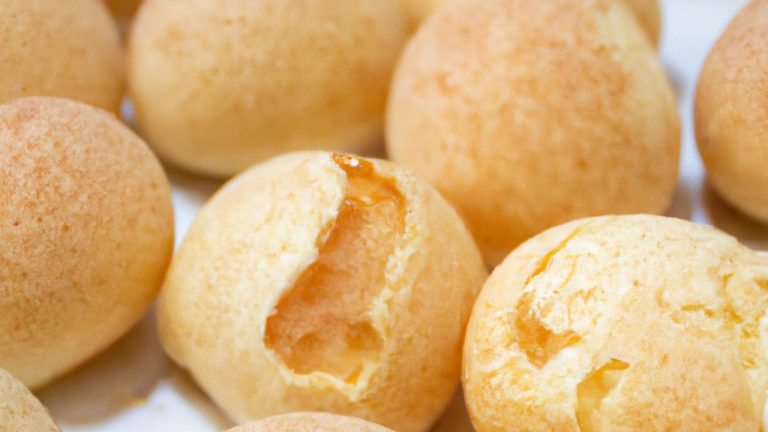 Imagem de pão de queijo recheado com catupiry feito na Airfryer. Os pães de queijo são dourados e crocantes, com recheio cremoso de catupiry escorrendo.