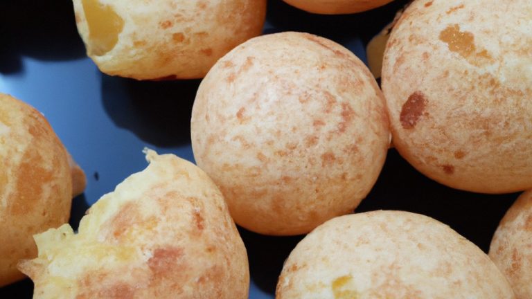 Foto de pães de queijo recheados fritos na Airfryer. Os pães são dourados e crocantes, com recheio cremoso e derretido.