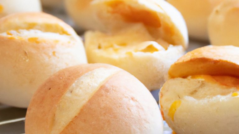 Foto de um pão francês tostado na airfryer, coberto com um ovo frito crocante. O pão é dourado e crocante, enquanto o ovo é cozido perfeitamente com uma gema ligeiramente escorrendo.