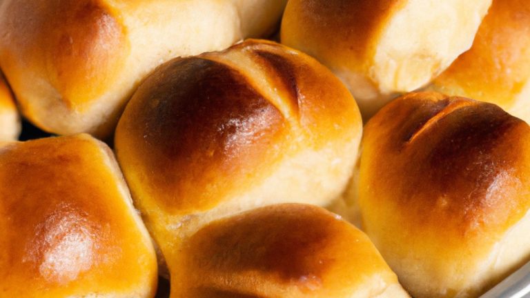 Imagem de um pão francês recheado cortado ao meio, mostrando seu interior derretido e borbulhante. O pão está na Airfryer, que está no modo de cozimento.