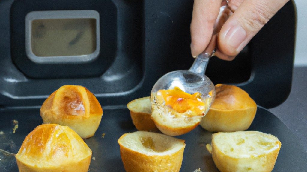 Imagem de um pão integral cortado ao meio com um ovo no centro, cozido em uma Airfryer. O pão é dourado e crocante, e o ovo está cozido na perfeição.
