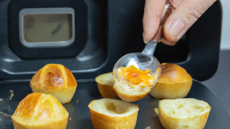 Imagem de um pão integral cortado ao meio com um ovo no centro, cozido em uma Airfryer. O pão é dourado e crocante, e o ovo está cozido na perfeição.