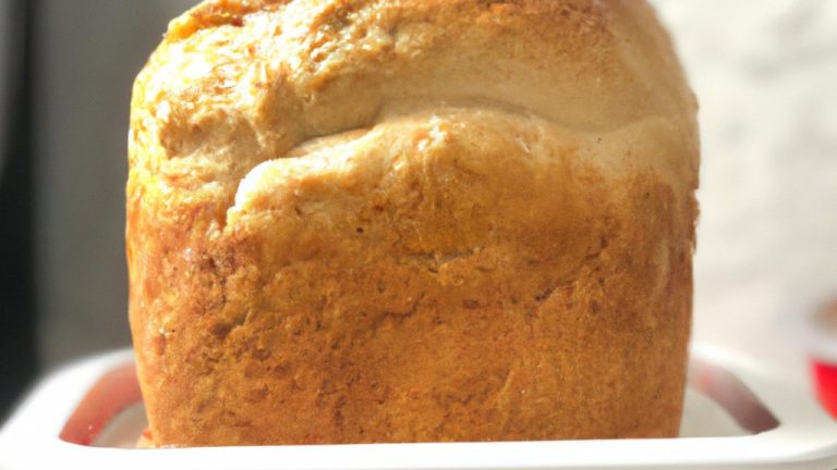 Imagem de uma torrada crocante feita na Airfryer, coberta com manteiga derretida e uma pitada de sal. O fundo desfocado mostra uma Airfryer.