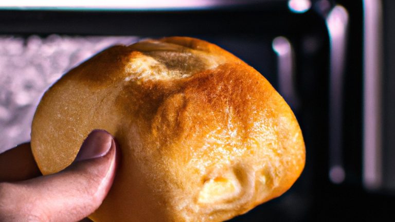 Imagem de um pão recheado dourado e crocante, perfeitamente cozido em uma Air Fryer. O pão está recheado com um delicioso recheio de queijo derretido, criando uma combinação perfeita de crocância e maciez.