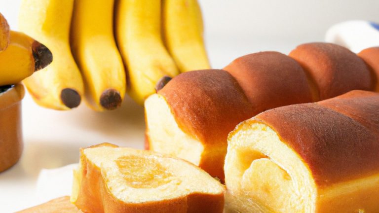 Imagem de pão torrado em formato de coração com fatias de banana dispostas em cima, criando o visual de Romeu e Julieta. O pão está dourado e crocante, com as bananas caramelizadas e apetitosas.