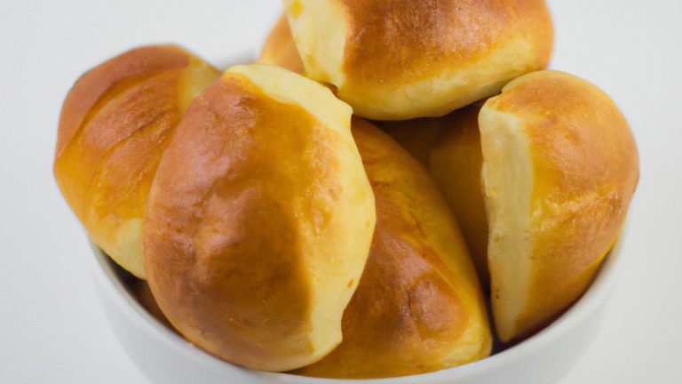 Imagem de um pãozinho dourado e crocante recém-saído da Airfryer. O pãozinho tem uma crosta crocante e um interior macio e fofo.