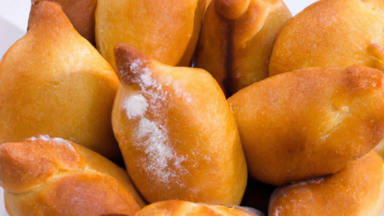 Imagem de pastel congelado cozido na Airfryer. O pastel tem uma crosta dourada e crocante, com um recheio cremoso e quente. O pastel é cortado ao meio, revelando o recheio de queijo derretido e presunto. A Airfryer fica ao fundo, com a luz acesa.