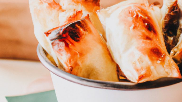 Imagem de um pastel de calabresa frito em uma airfryer. O pastel tem uma crosta dourada e crocante, e o recheio de calabresa é visível.