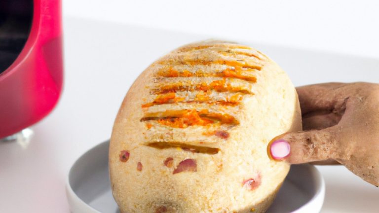 Imagem de pastel de pão de forma preparado na airfryer, com recheio de queijo e presunto, acompanhado de uma tigela de molho de tomate.
