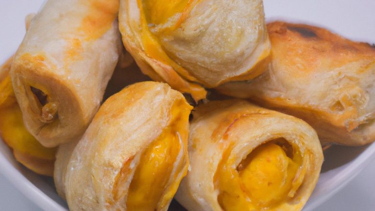 Imagem de um pastel de queijo e presunto dourado e crocante cozido em uma Airfryer, com uma fatia cortada revelando o recheio cremoso de queijo e presunto.