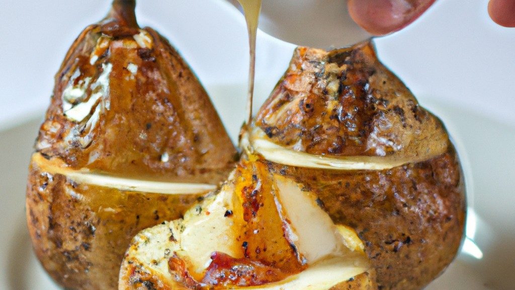 Imagem de uma pera assada na Airfryer, coberta com mel e queijo gorgonzola. A pera está fatiada e disposta em um prato, com mel escorrendo por cima. O queijo gorgonzola é esfarelado sobre a pera.