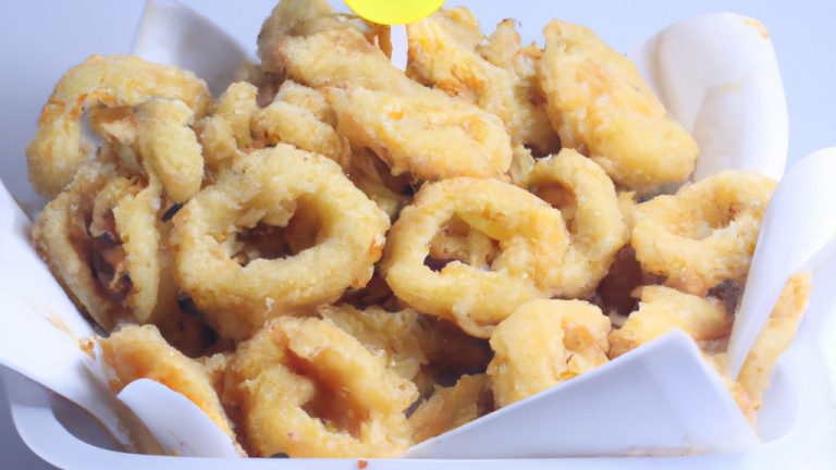 Imagem de uma pescada amarela cozida em uma airfryer. O peixe é dourado e crocante, com uma guarnição de limão e ervas.