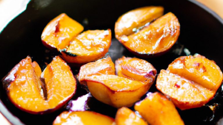 Imagem de pêssegos caramelizados em uma air fryer. Os pêssegos são dourados e caramelizados, com uma pitada de canela e açúcar.