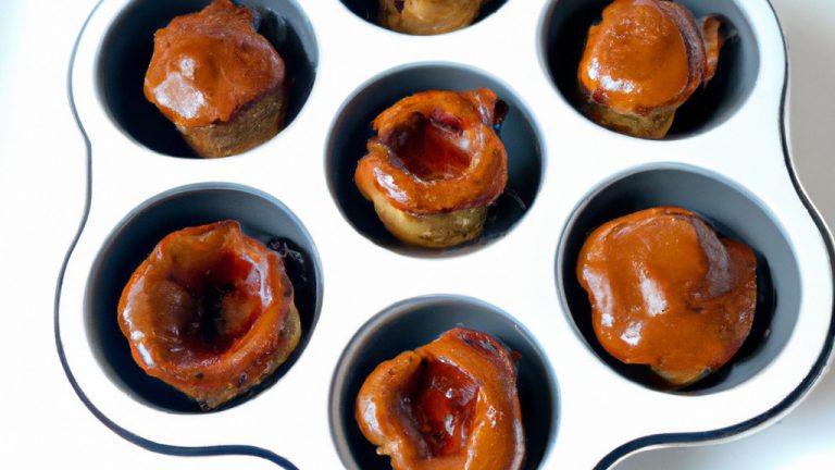 Imagem de um petit gateau feito na airfryer. O petit gateau é coberto com uma calda de chocolate e decorado com uma folha de hortelã.